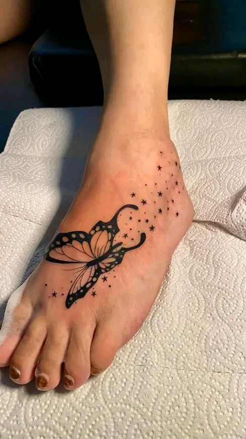 Hình xăm bướm phong cách blackwork trên bàn chân, chi tiết cao, ảnh HD.