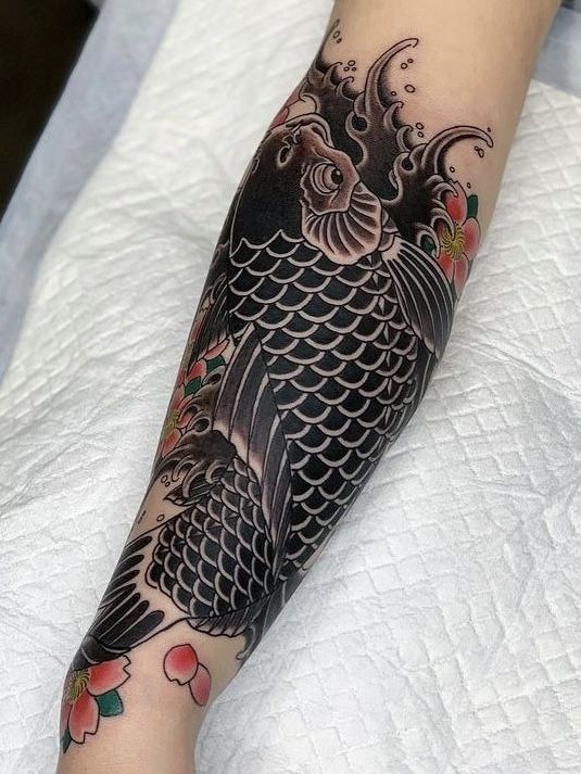 Tattoo cá chép đen kết hợp họa tiết nước và hoa anh đào Nhật Bản Hình xăm cá chép phong cách cổ điển trên cánh tay, chi tiết sắc nét, màu đen và xám, độ phân giải HD.