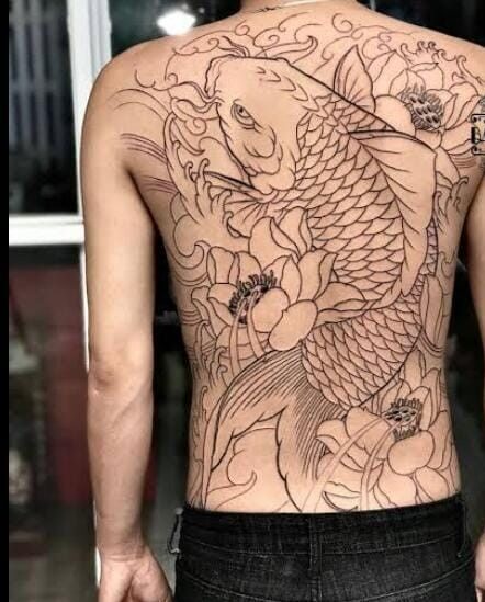 Tattoo cá chép cùng hoa sen kín lưng Hình xăm cá chép trên lưng, phong cách blackwork, chi tiết rõ nét, ảnh HD.