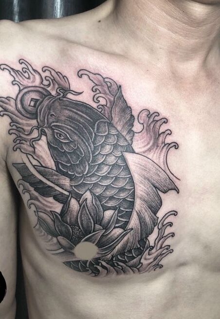Hình xăm cá chép phong cách blackwork trên ngực, chi tiết sắc nét, độ phân giải HD.