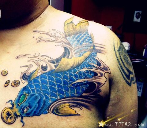 Hình xăm cá chép màu nước trên vai, phong cách chi tiết, ảnh độ phân giải HD.
