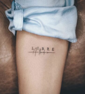 tattoo cẳng tay mẫu tên độc đáo ý nghĩa Hình xăm chữ trên tay, phong cách tối giản, chụp cận cảnh, độ phân giải HD.
