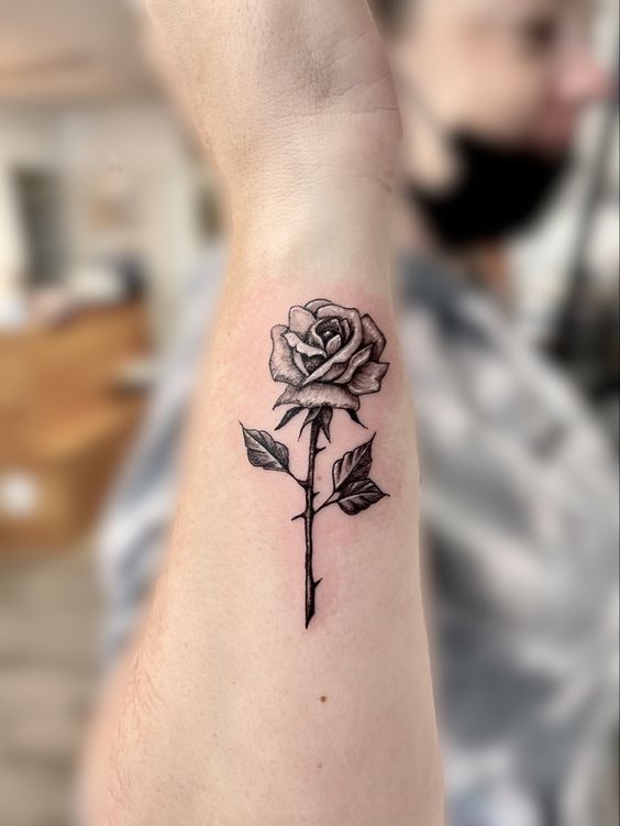 Tattoo cành hoa hồng đen trắng mini ở cổ tay Hình xăm hoa hồng trên cánh tay, phong cách blackwork, chi tiết rõ nét, ảnh HD.