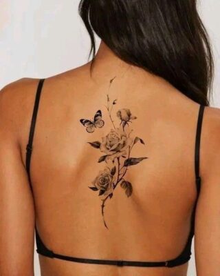 Tattoo cành hoa hồng xinh xắn sau lưng cho nữ Hình xăm hoa hồng và bướm trên lưng, phong cách blackwork, chi tiết rõ nét, độ phân giải HD.