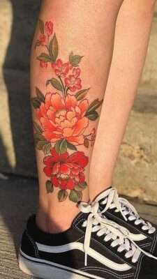Tattoo cành hoa quỳnh và lá Hình xăm hoa mẫu đơn màu sắc trên bắp chân, phong cách cổ điển, chi tiết rõ nét, ảnh HD.