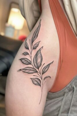 Hình xăm lá phong cách blackwork trên bắp tay, chi tiết rõ nét, ảnh HD.