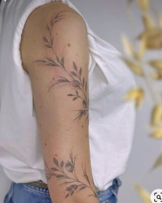 Hình xăm hoa lá trên cánh tay, phong cách blackwork tinh tế, độ phân giải HD.