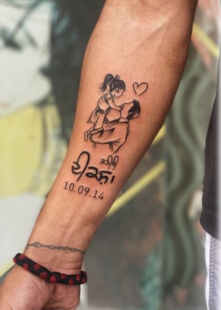 Ultra-simple mini father-child tattoo with text Hình xăm cha và con gái trên cánh tay với ngày và chữ viết, phong cách blackwork, ảnh HD.