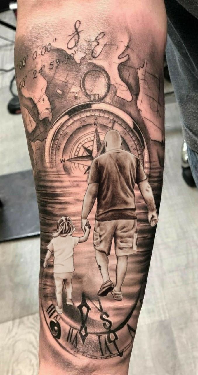 tattoo cha cùng con gái đi trên la bàn Hình xăm gia đình trên tay, phong cách blackwork chi tiết, độ phân giải HD.