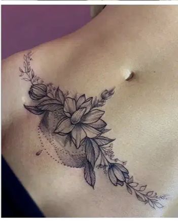 Hình xăm hoa phong cách blackwork trên vai, chi tiết tinh xảo, ảnh HD.