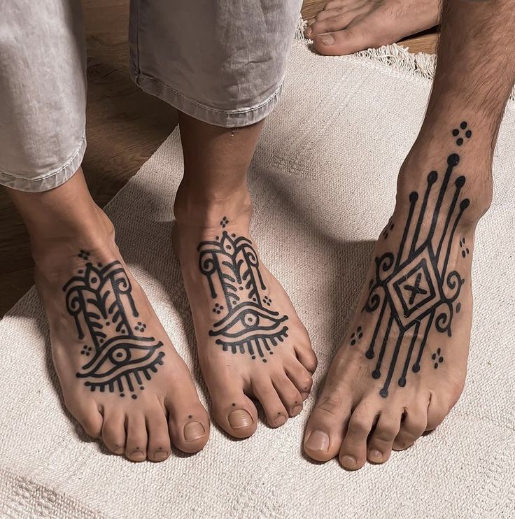 Hình xăm họa tiết bộ lạc trên mu bàn chân, phong cách blackwork, chi tiết, ảnh HD.