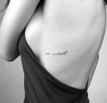Hình xăm chữ mini trên lưng, phong cách blackwork tinh tế, ảnh đen trắng, độ phân giải HD.