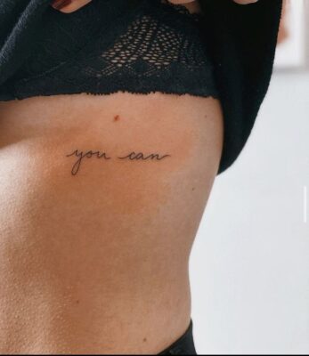 Hình xăm chữ "you can" phong cách tối giản ở hông, độ phân giải HD, thể hiện sự khích lệ.