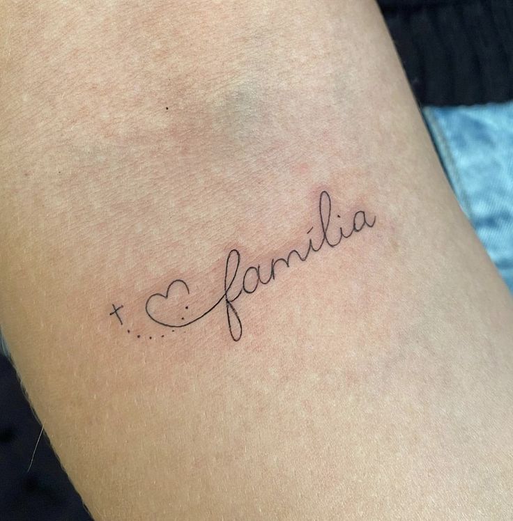 tattoo chữ gia đình mini dấu cộng Hình xăm chữ "familia" mini trên tay, phong cách tối giản, độ phân giải HD.