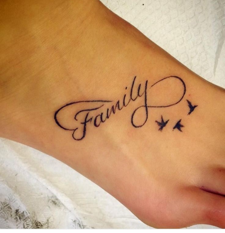 Tattoo chữ gia đình nhỏ gọn ở bàn chân Hình xăm chữ "Family" và chim nhỏ trên mu bàn chân, phong cách chữ viết tay, độ chi tiết cao, ảnh HD.