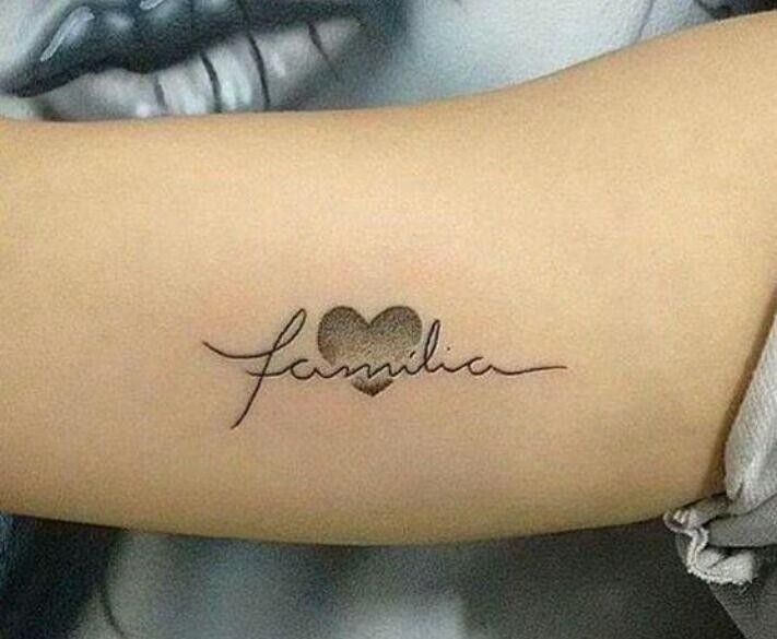 Tattoo chữ gia đình mini trên tay Hình xăm chữ "familia" với trái tim trên cánh tay, phong cách chữ viết tay, chi tiết rõ ràng, ảnh HD.