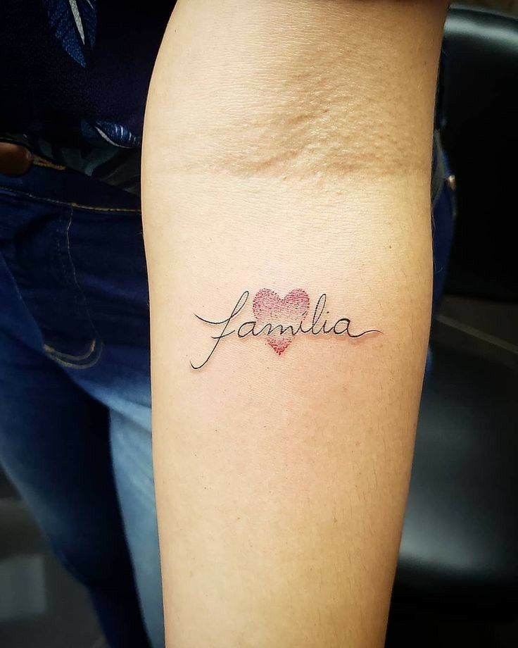 Tattoo chữ gia đình mini xinh Hình xăm chữ "familia" và trái tim nhỏ trên tay, phong cách tối giản, chất lượng HD.