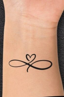 Hình xăm vô cực với trái tim trên cổ tay, phong cách blackwork, ảnh HD.