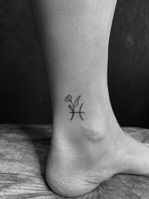 Hình xăm hoa mini ở mắt cá chân, phong cách blackwork, ảnh đen trắng, độ phân giải HD.