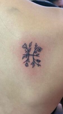 Hình xăm hoa mini trên vai, phong cách blackwork, chi tiết tinh tế, ảnh HD.