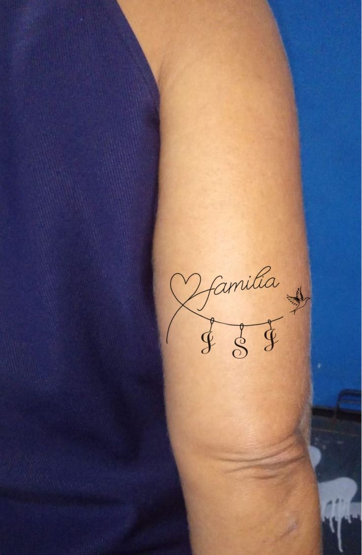 tatto chữ mini gia đình đơn giản đẹp Hình xăm chữ "familia" phong cách tối giản trên cánh tay, chi tiết rõ nét, độ phân giải HD.