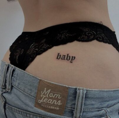 Hình xăm chữ "baby" trên hông, phong cách blackwork, ảnh HD chi tiết.