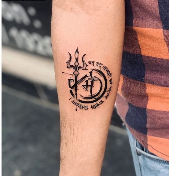 tattoo chữ phạn nổi bật ở tay cho nam Hình xăm trident và chữ Sanskrit trên cánh tay, phong cách blackwork, chi tiết rõ nét, độ phân giải HD.