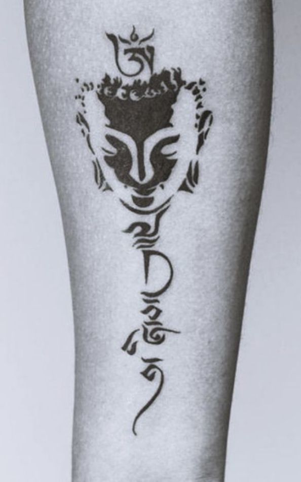tattoo chữ phạn hình khuôn mặt tuyệt đẹp Hình xăm nghệ thuật mặt Phật trên cánh tay, phong cách blackwork tinh xảo, độ phân giải HD.