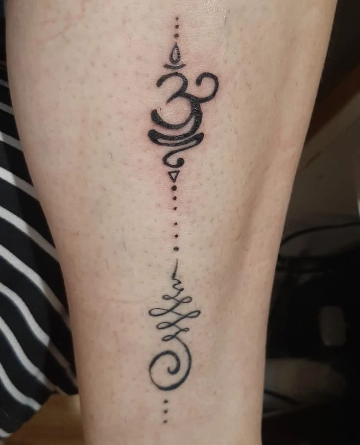 tattoo chữ phạn họa tiết mang ý nghĩa Hình xăm ký hiệu Om phong cách blackwork ở chân, chi tiết đơn giản, ảnh độ phân giải HD.