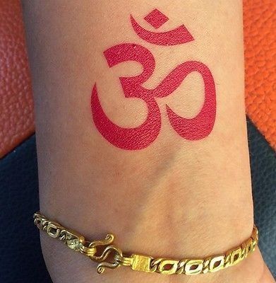 tattoo chữ phạn màu đỏ ý nghĩa Hình xăm ký hiệu Om màu đỏ trên cổ tay, phong cách đơn giản, độ chi tiết cao, ảnh chất lượng HD.