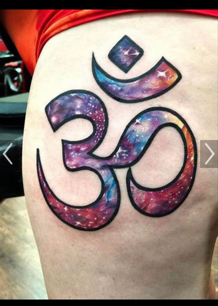 tattoo chữ phạn màu sắc lôi cuốn Hình xăm ký hiệu Om phong cách màu nước trên đùi, chi tiết sắc nét, ảnh HD.