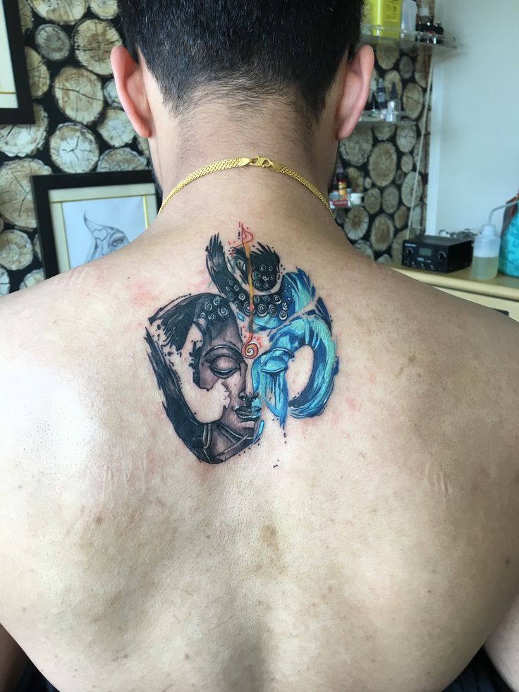 tattoo chữ phạn màu sắc cực ngầu Hình xăm bán thân Phật trên lưng, phong cách màu nước, chi tiết cao, độ phân giải HD.