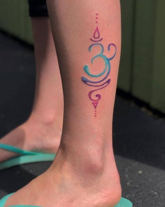 Tattoo chữ Phạn pha màu tuyệt đẹp Hình xăm chữ phong cách màu nước trên chân, thiết kế tinh tế, ảnh chất lượng HD.