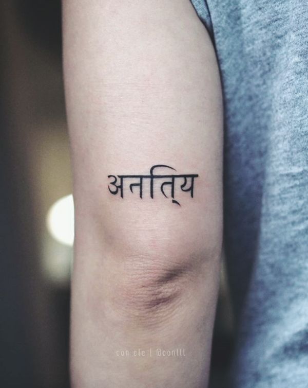 tattoo chữ phạn sau bắp tay Hình xăm chữ Sanskrit trên cánh tay, phong cách blackwork, ảnh HD chi tiết.