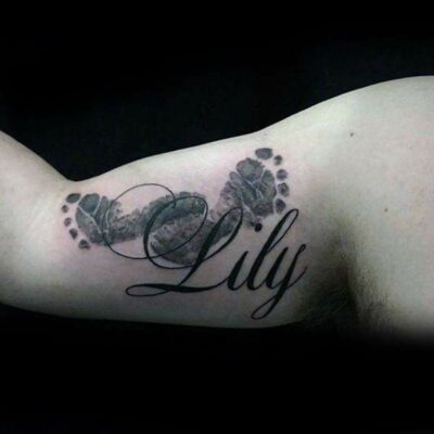 Hình xăm dấu chân và chữ "Lily" trên bắp tay, phong cách blackwork, độ chi tiết cao, ảnh HD.