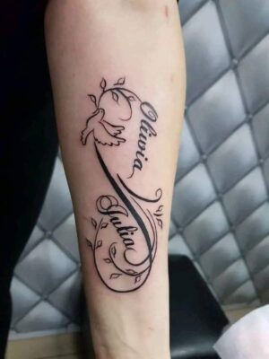 Hình xăm chữ và chim, phong cách blackwork ở cẳng tay, chi tiết tinh tế, độ phân giải HD.