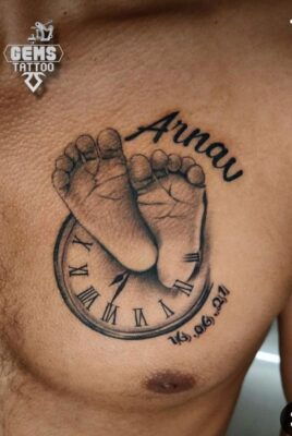Hình xăm chân em bé và đồng hồ cổ điển trên ngực, phong cách blackwork, độ chi tiết cao, ảnh HD.