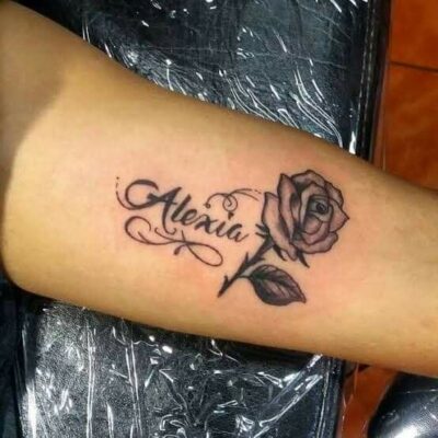 Hình xăm hoa hồng phong cách blackwork trên cánh tay, chi tiết rõ nét, ảnh HD.