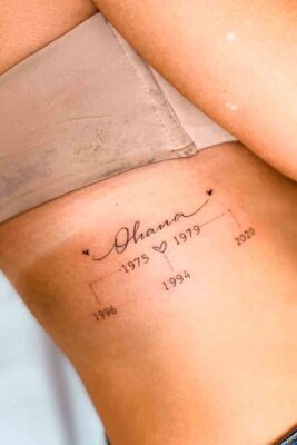Hình xăm chữ "Ohana" trên sườn, phong cách tối giản, chi tiết tinh tế, ảnh HD.