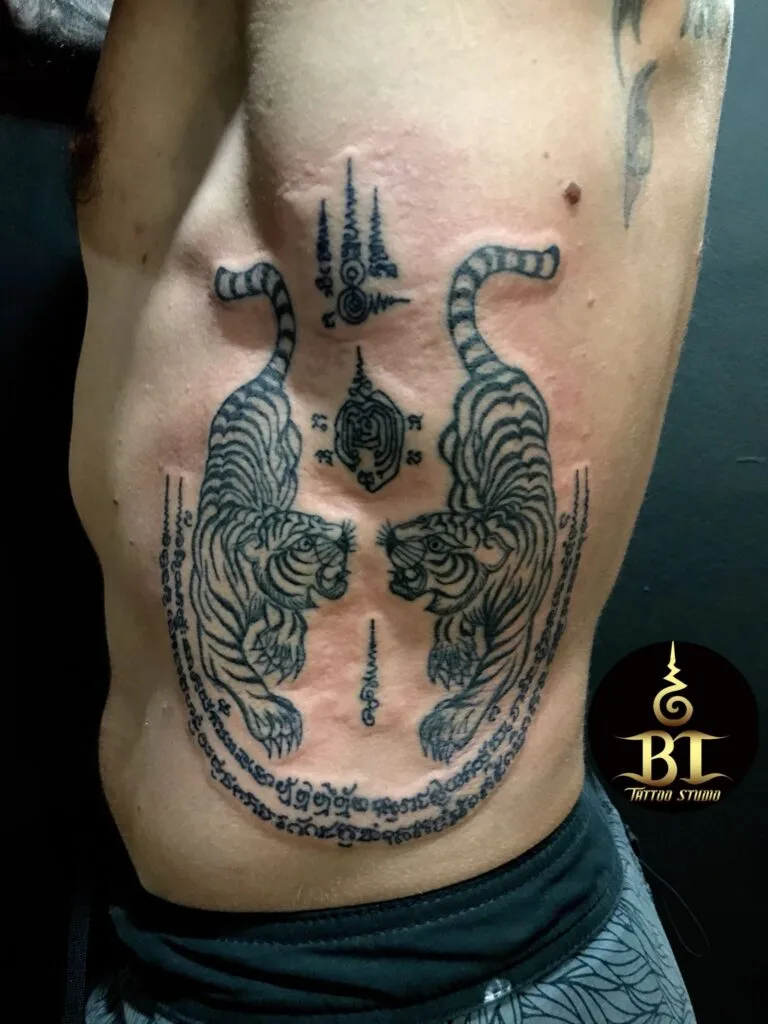 Hình xăm đôi hổ phong cách blackwork trên sườn, chi tiết cao, HD.