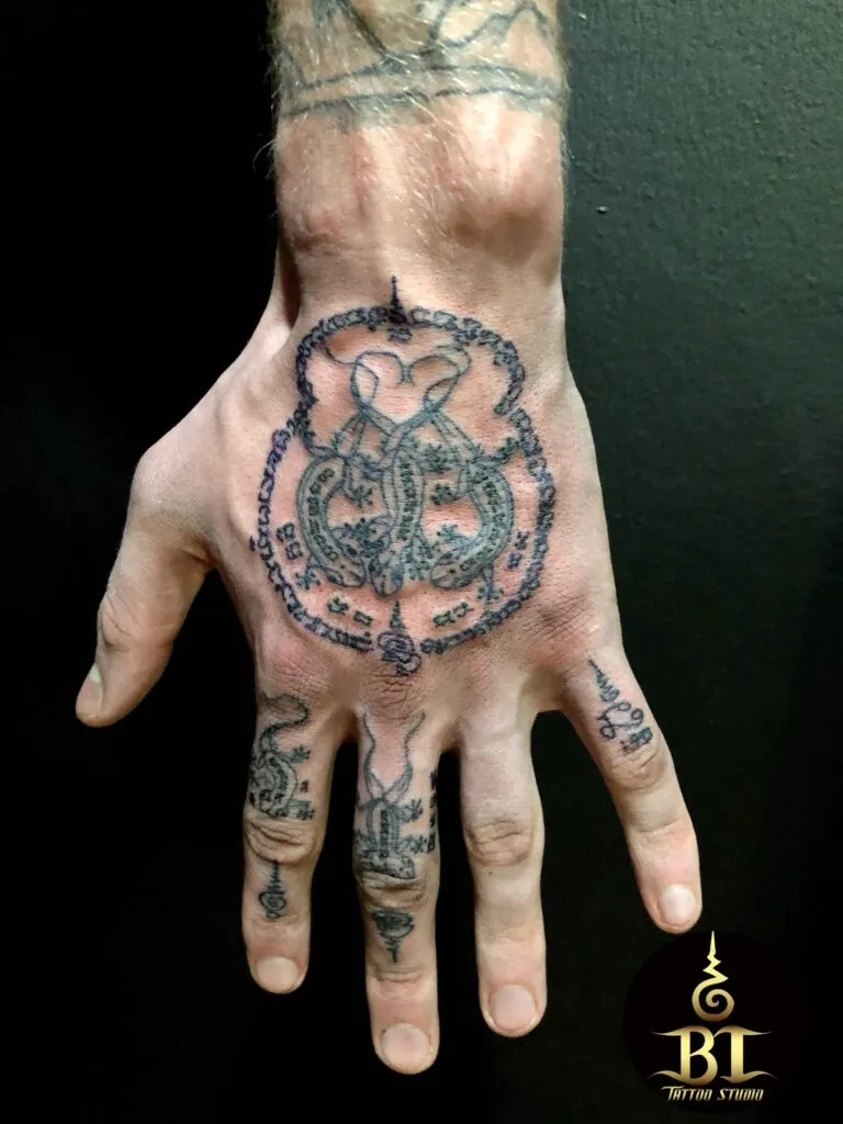 Hình xăm bùa chú trên mu bàn tay, phong cách blackwork, chi tiết, độ phân giải HD.