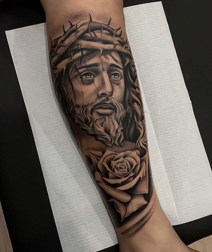 Hình xăm chân dung, hoa hồng trên chân, phong cách blackwork chi tiết, ảnh HD.