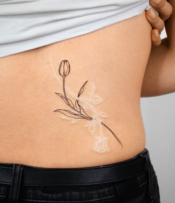 Hình xăm hoa trên eo phong cách blackwork chi tiết, ảnh chất lượng HD.