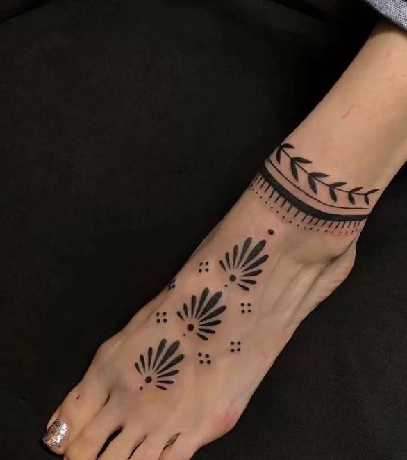 Hình xăm hoa văn blackwork trên chân, phong cách tối giản, chi tiết rõ nét, ảnh HD.