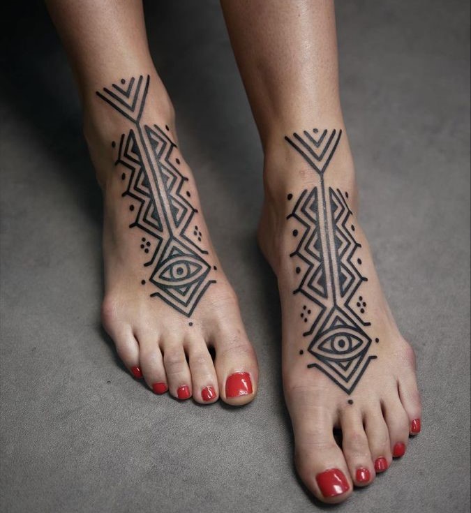 Hình xăm tribal trên mu bàn chân, phong cách blackwork, chi tiết rõ nét, ảnh chất lượng HD.