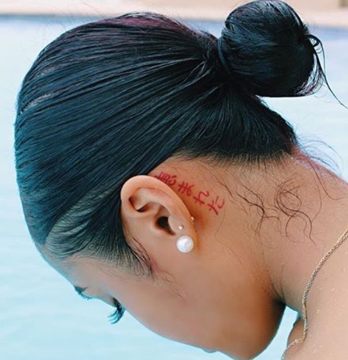 Hình xăm chữ sau tai, phong cách tối giản, ảnh HD rõ nét.