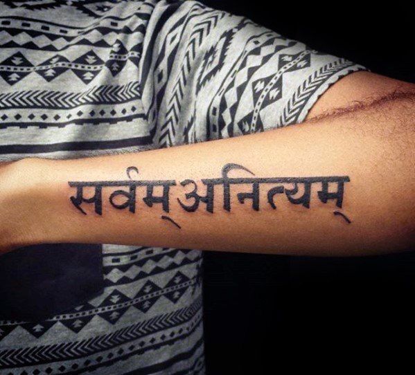 Tattoo dòng chữ Phạn trên cẳng tay Hình xăm chữ tiếng Phạn trên cánh tay, phong cách blackwork, chi tiết rõ nét, độ phân giải HD.
