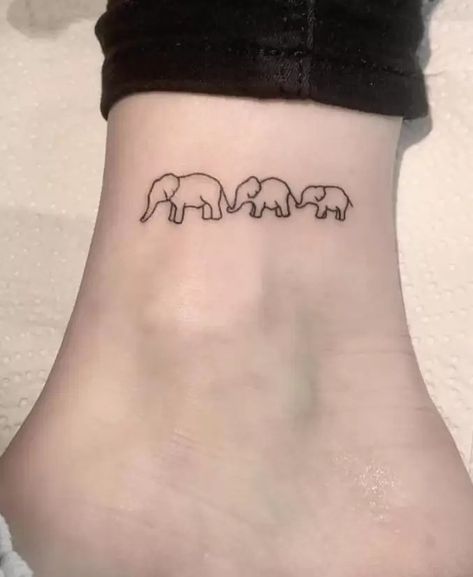 Hình xăm voi mini trên mắt cá chân, phong cách blackwork, chi tiết rõ nét, độ phân giải HD.