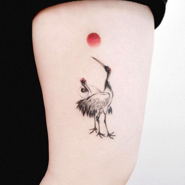 Hình xăm chim hạc phong cách blackwork trên tay, chi tiết tinh xảo, chất lượng HD.