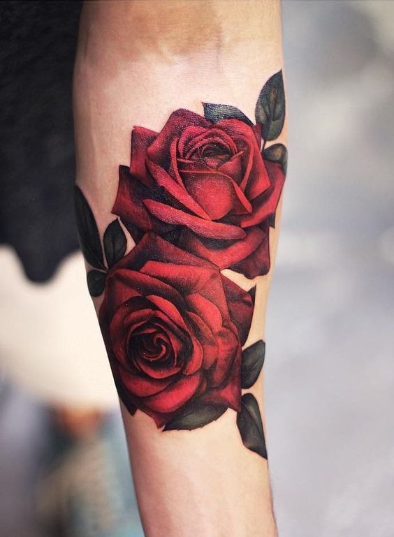 Tattoo hai bông hoa hồng đỏ cho phái nữ Hình xăm hoa hồng trên cánh tay, phong cách cổ điển, chi tiết sắc nét, ảnh chất lượng cao 1080x1920.